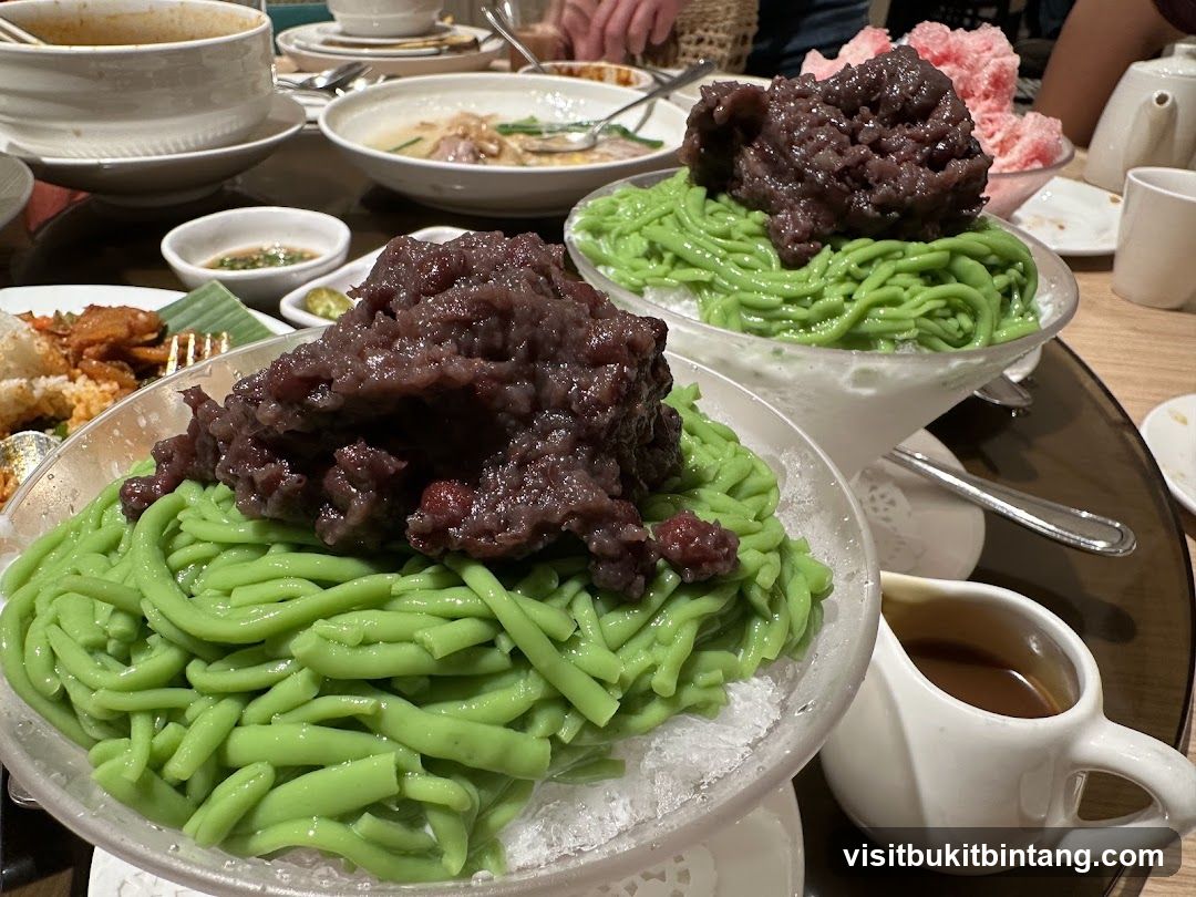 Dessert with Red Bean and Green Noodles
