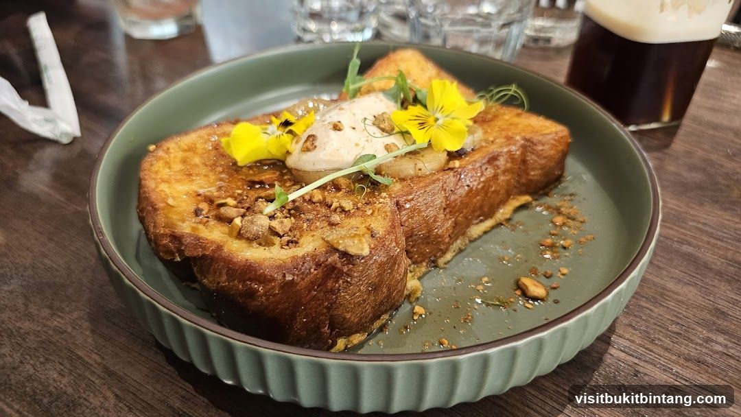 French Toast with Toppings