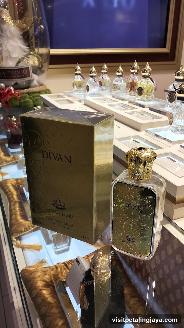 Divan Perfume Display