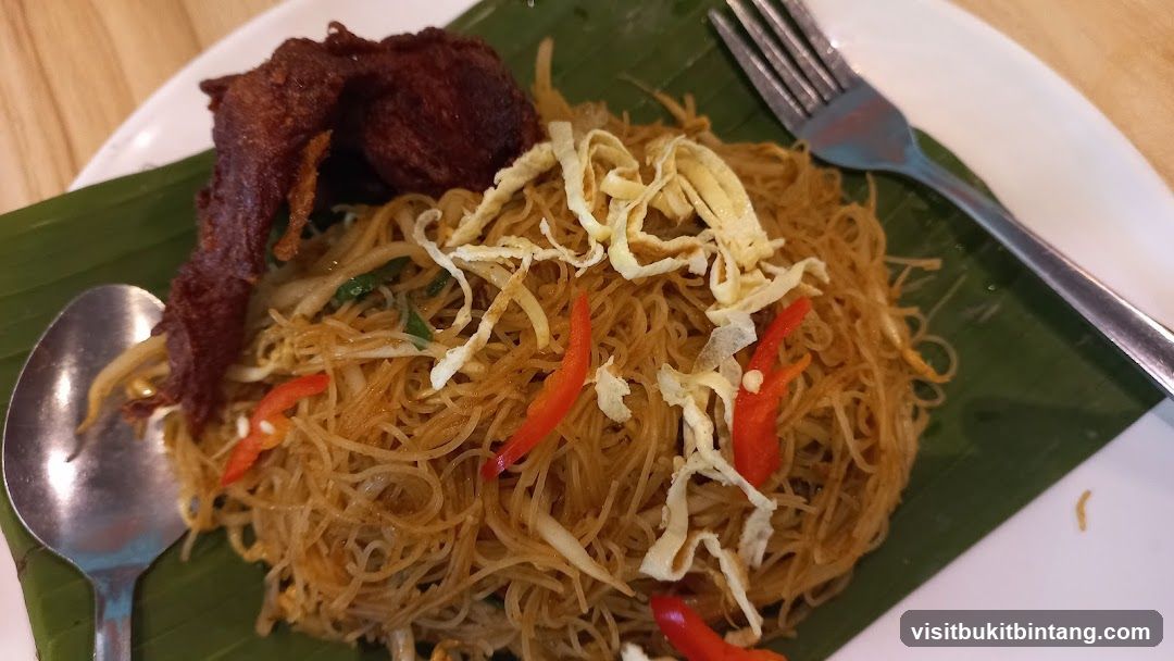 Fried Noodles with Meat and Chili
