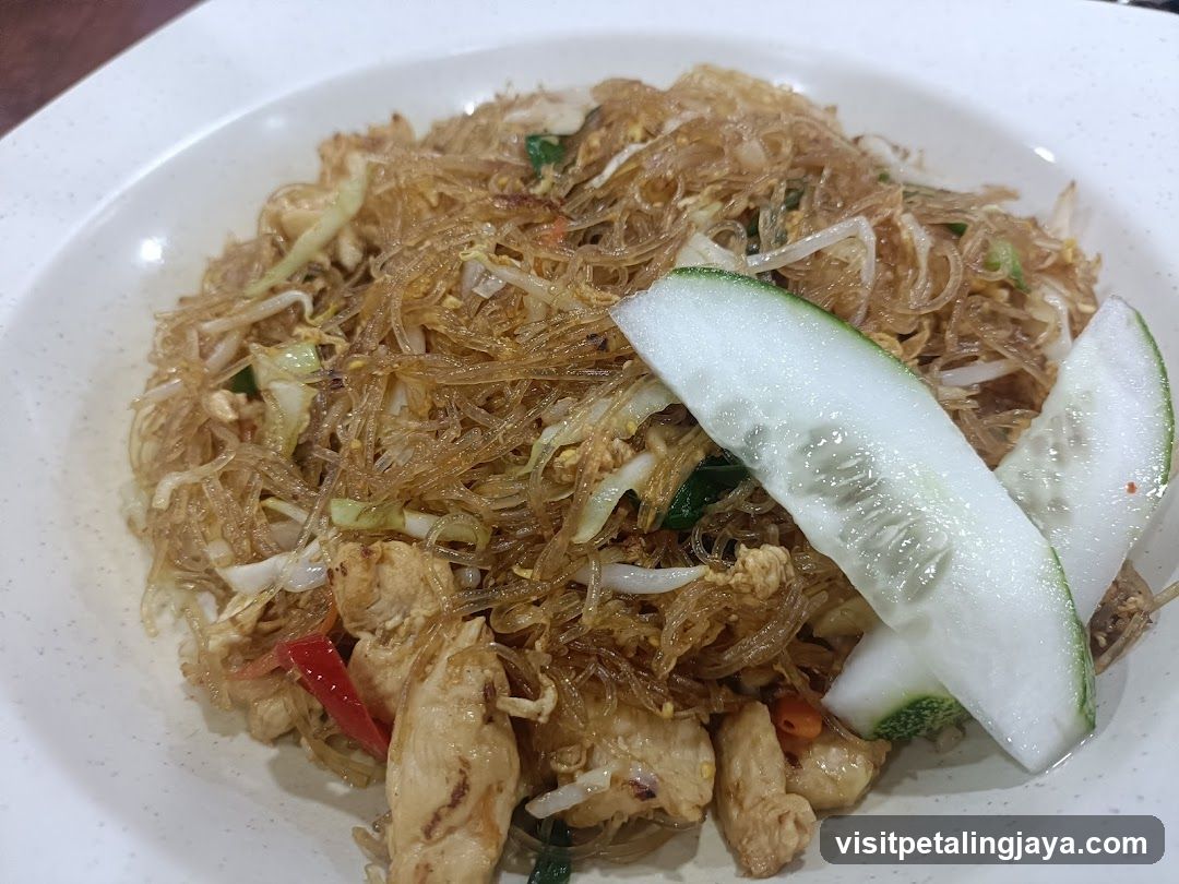 Fried Vermicelli with Chicken and Cucumber