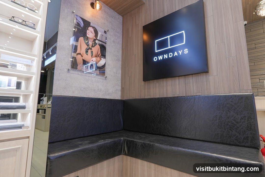 OWNDAYS waiting area