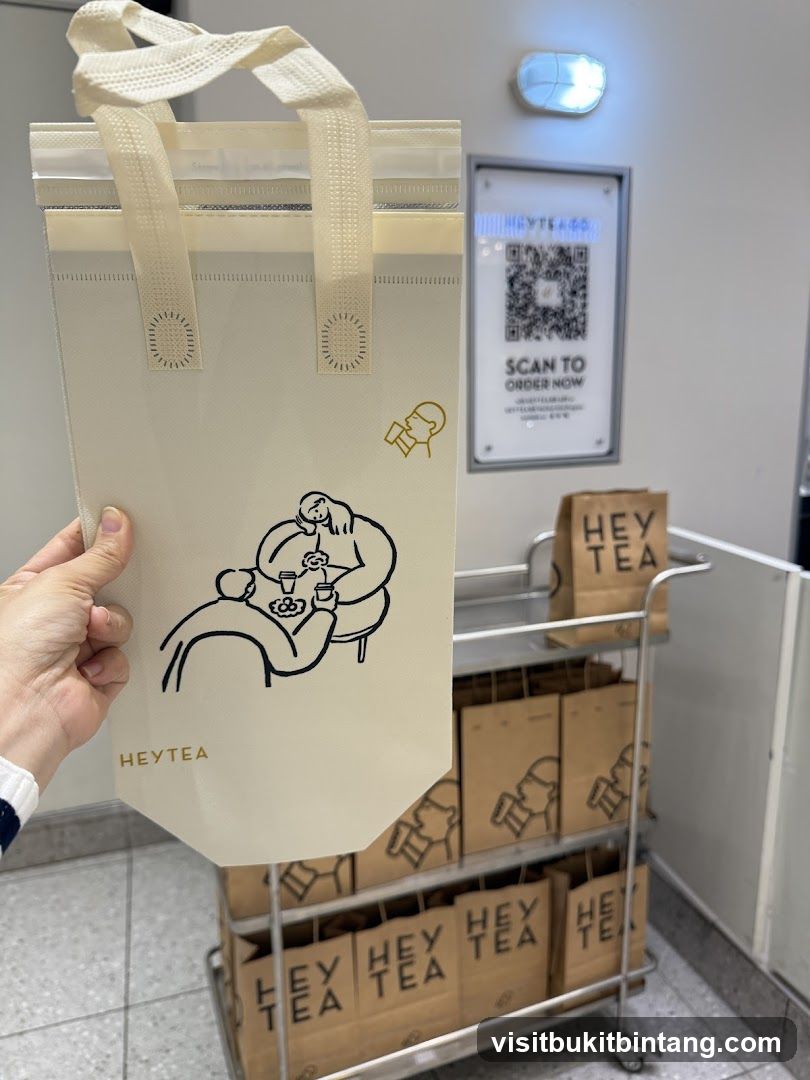 Bag with HeyTea logo and QR code for ordering
