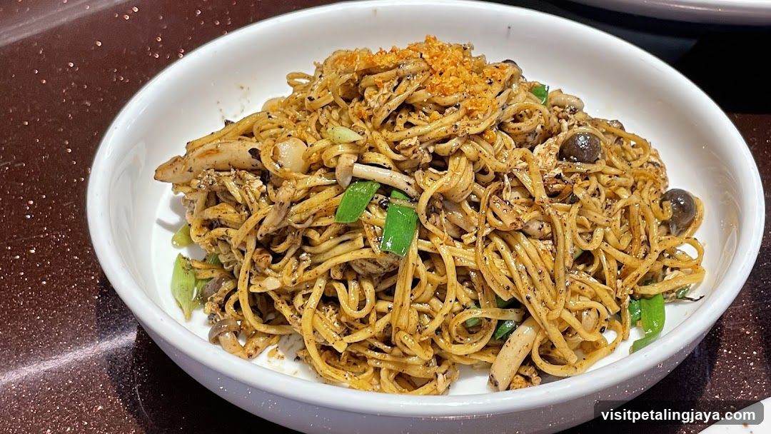 Stir-fried Noodles with Mushrooms and Green Onions