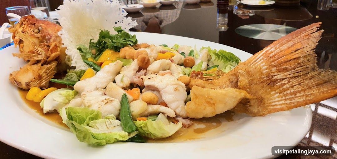 Fried Fish with Vegetables and Noodles
