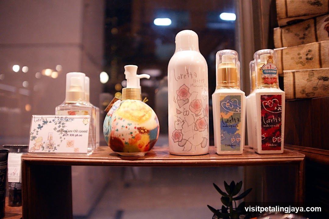 Loretta Product Display