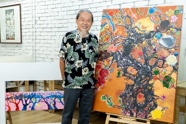 Painter Loh Mok Lai with a large canvas made with Jane Yap Atelier students
